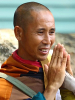 Thầy bước đi như Chúa, Thầy bước đi cùng Phật